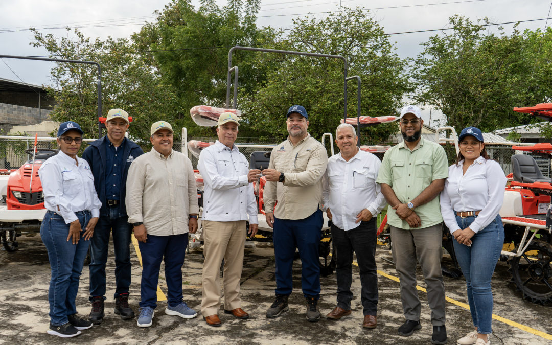 Medio Ambiente entrega equipos para la siembra sostenible de arroz en Juma